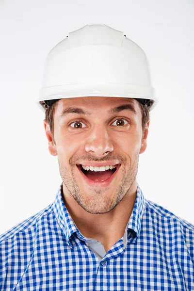 Portret van vrolijk opgewonden jongeman architect in hard hat — Stockfoto