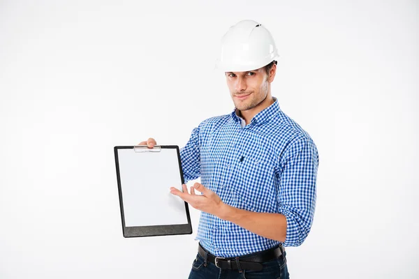 Homem engenheiro de construção em chapéu duro apontando na área de transferência em branco — Fotografia de Stock