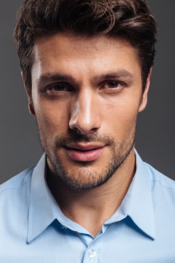 Gömlekli emin yakışıklı bir adam portresi kapatın