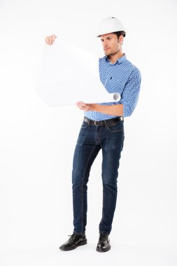 Holding ve seyir planı kask içinde adam mimar