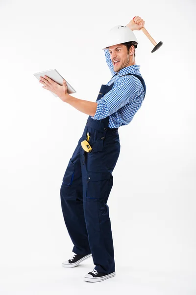 Retrato de un constructor enojado tratando de romper la tableta de PC —  Fotos de Stock