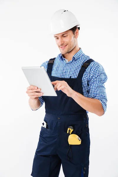 Щасливий чоловік будівельник, використовуючи планшет ПК ізольовані — стокове фото