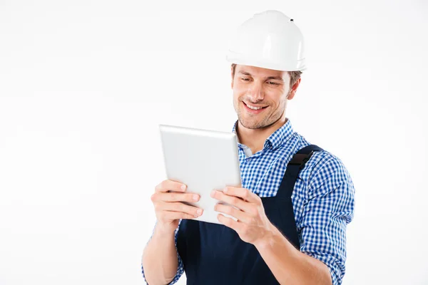 Ευτυχής χαμογελαστοί αρσενικό builder χρησιμοποιώντας pc tablet — Φωτογραφία Αρχείου