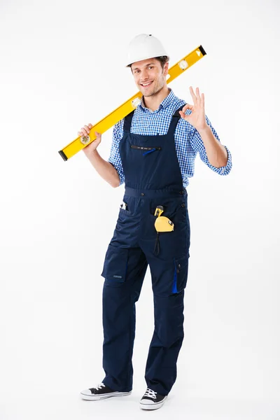 Портрет улыбающегося строителя, стоящего и показывающего нормальный жест — стоковое фото