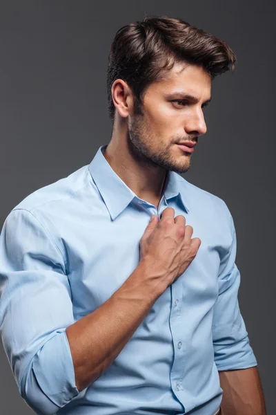 Retrato de cerca de un hombre casual abotonándose la camisa —  Fotos de Stock