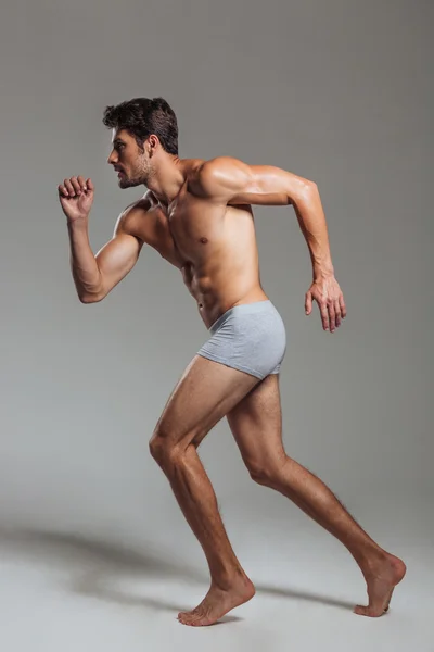 Retrato de un hombre atlético desnudo confiado en ropa interior posando —  Fotos de Stock