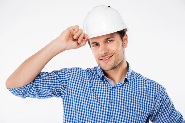 Retrato de jovem arquiteto feliz na construção de capacete — Fotografia de Stock