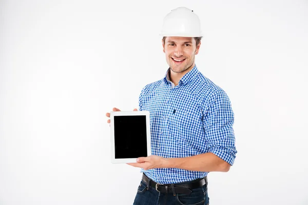 Felice uomo architetto nella costruzione casco in possesso di tablet schermo vuoto — Foto Stock