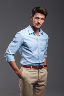 Elleri ceplerinde duran yakışıklı genç