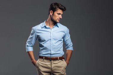 Yakışıklı casual adam silah ceplerinde ile ayakta