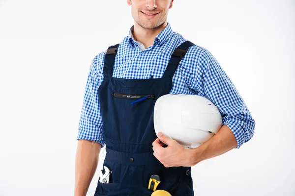 Обрезанное изображение работника, держащего шлем — стоковое фото