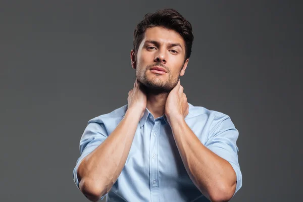 Empresario con los ojos cerrados teniendo dolor de cuello — Foto de Stock