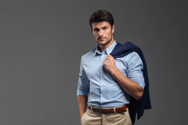 Hombre de negocios guapo sosteniendo su chaqueta sobre el hombro —  Fotos de Stock