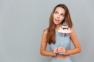 Doğum günü pastası sahne tutan mutlu güzel genç kadın