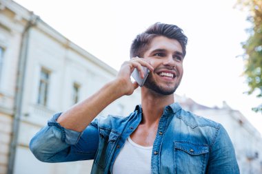 Şehrin cep telefonunda konuşan adam
