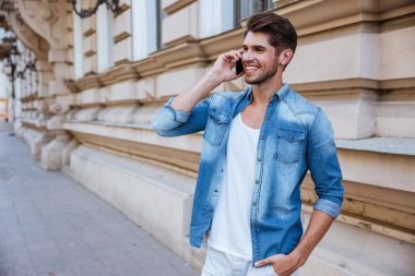 Cep telefonunda sokağın konuşan adam