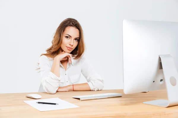 Attraktiv ung affärskvinna sitter på kontoret skrivbord med laptop — Stockfoto