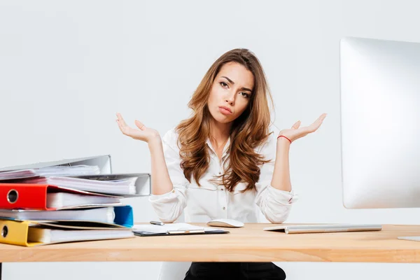 Young confused beautiful businesswoman shrugging shoulders — Stok fotoğraf