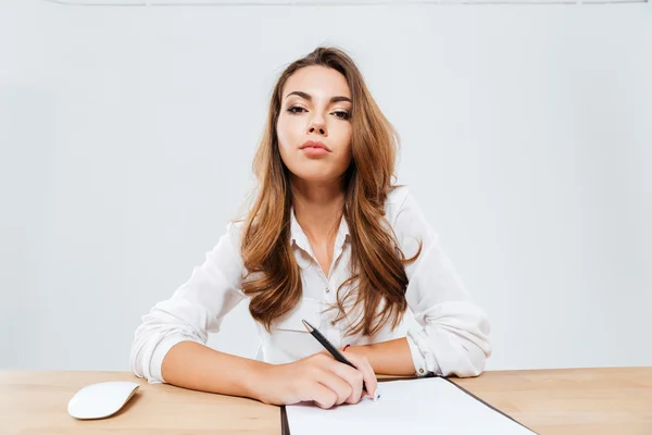 Confiada hermosa mujer de negocios sentada a la mesa —  Fotos de Stock