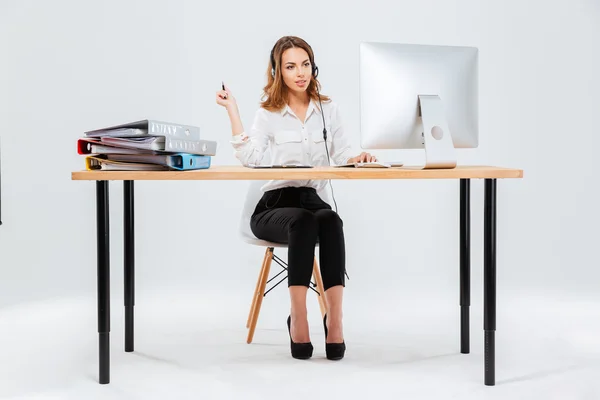 Joyeux jeune femme travaillant avec ordinateur dans le centre d'appels — Photo