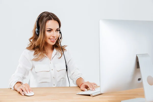 Glückliche Frau arbeitet im Callcenter am Laptop — Stockfoto