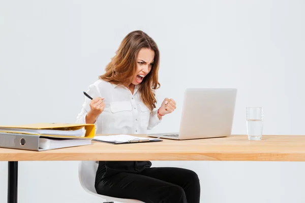 Jovem empresária irritada usando laptop e gritando — Fotografia de Stock