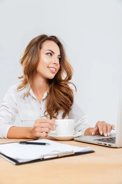 Gelukkig dewelke jonge zakenvrouw zitten en werken met laptop — Stockfoto