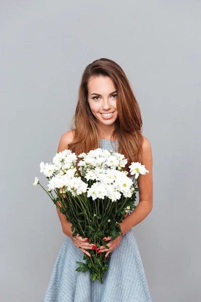 Mutlu güzel genç kadın çiçek buketi tutan — Stok fotoğraf