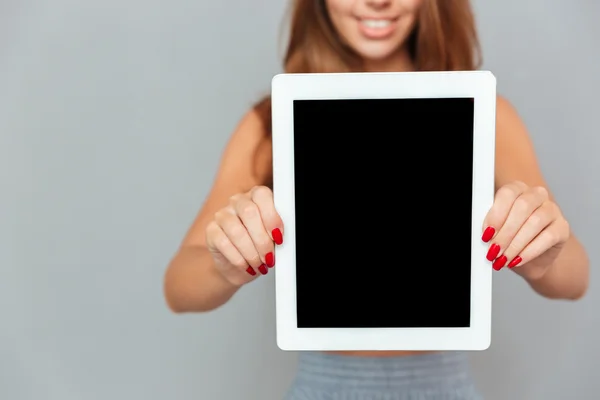 Sorrindo encantadora jovem segurando tablet tela em branco — Fotografia de Stock