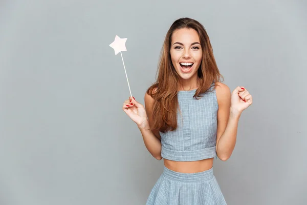 Happy divit mladá žena držící kouzelná hůlka — Stock fotografie
