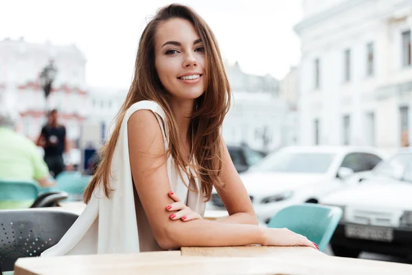 Mujer feliz sentada en la cafetería al aire libre —  Fotos de Stock