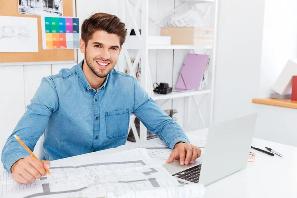 Stilig ung affärsman holding penna och arbeta med dokument — Stockfoto