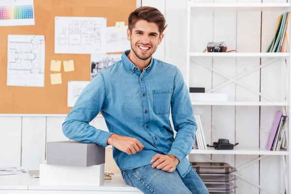 Man duduk di meja kantor dengan kotak — Stok Foto