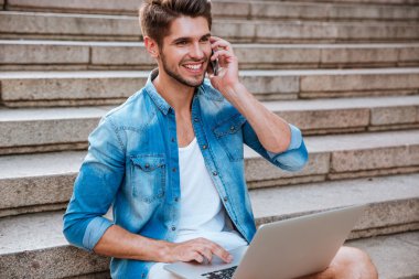 Dışarıda cep telefonuyla konuşan adam