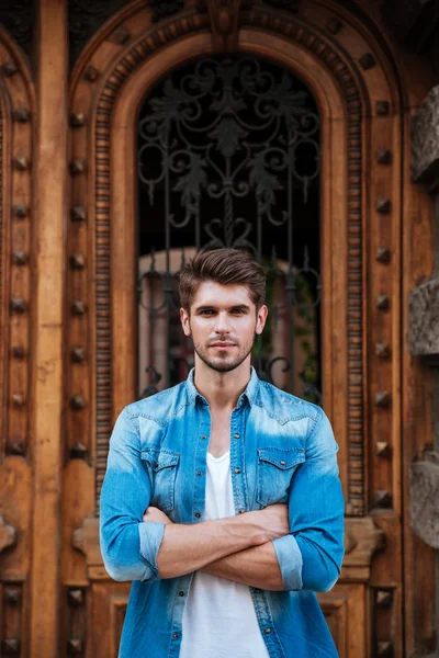 Schöner Mann vor der schönen Holztür — Stockfoto