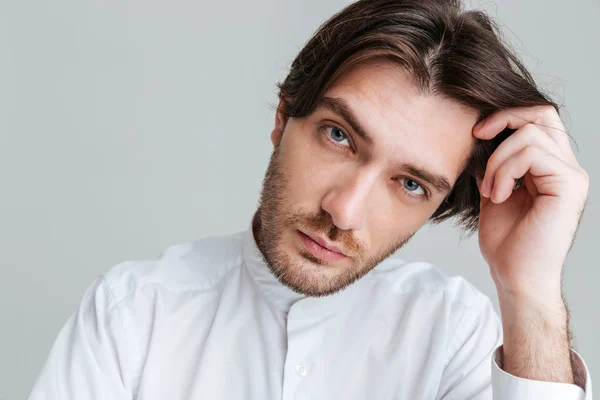 Hombre de camisa blanca sentado a la mesa — Foto de Stock