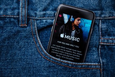Apple'nın itunes uygulamanın telefon ekranında yeni arayüzü