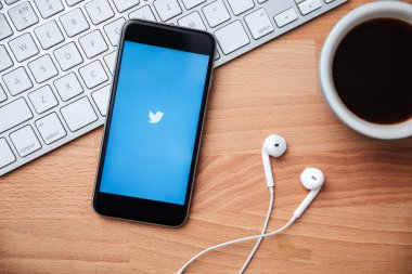 Twitter bir online sosyal ağ ve microblogging hizmet olduğunu