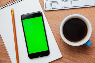 Ahşap masa üzerinde siyah smartphone