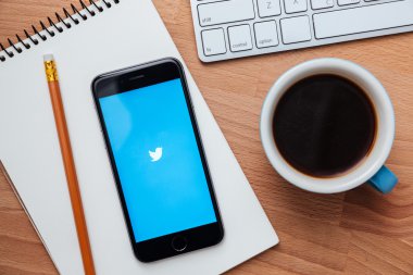 Twitter bir online sosyal ağ ve microblogging hizmet olduğunu