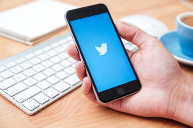 Twitter bir online sosyal ağ ve microblogging hizmet olduğunu