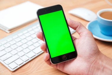 Boş ekranlı akıllı telefonu tutan adam el ele