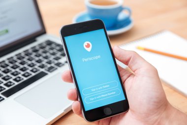 Iphone 6'yı tutan adam Periscope uygulamasını gösteriyor