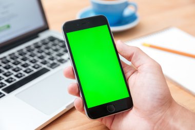 Boş ekranlı akıllı telefonu tutan adam el ele
