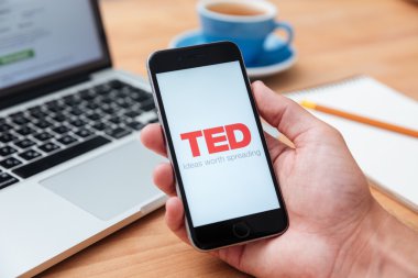 İPhone 6 tutan adam Ted app gösterilen