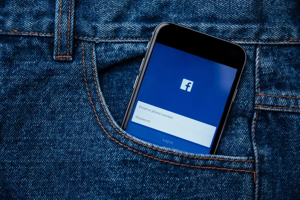 Chiangmai, thailand -14 april, 2016. facebook ist ein im februar 2004 von mark zuckerberg mit seinen studentenkollegen gegründetes soziales netzwerk und mittlerweile ein Fortune 500 unternehmen — Stockbild Facebook ist ein von mark zuckerberg gegründeter sozialer Online-Netzwerkdienst — Stockfoto