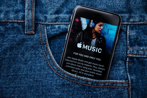 Nytt grensesnitt i Apples iTunes-program på telefonskjerm – stockfoto
