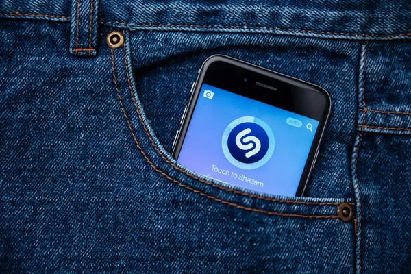 Shazam adalah aplikasi gratis untuk pengenalan lagu — Stok Foto
