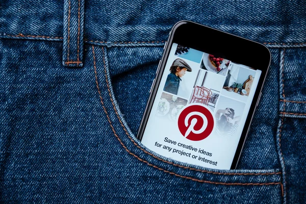 Wieliczka, Polen - 11. April 2016. pinterest Anwendung auf dem Handy-Bildschirm. pinterest ist eine Web- und Mobilanwendung, die eine Foto-Sharing-Website betreibt — Stockbild Pinterest ist eine Online-Pinnwand für interessante Ideen — Stockfoto