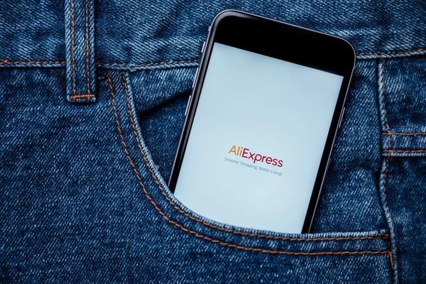 Nakorn pathom, thailand - 3. mar 2016: aliexpress app zeigt auf iphone 6 in blue jeans pocket. aliexpress ist eine der beliebtesten E-Commerce-Applikationen seit 2010 — Stockbild Aliexpress ist eine der beliebtesten E-Commerce-Anwendungen — Stockfoto